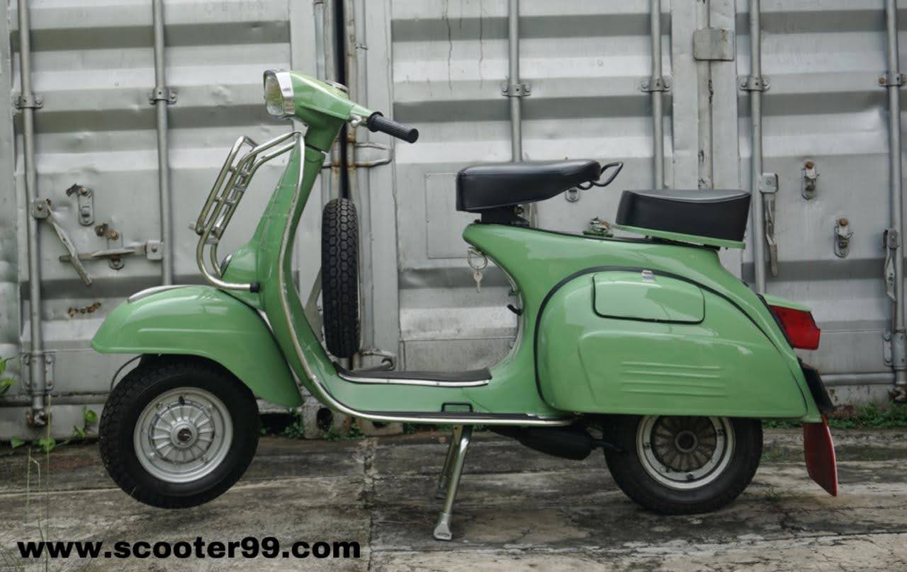 Vespa Super 150 Classic Green – pastel green finish close-up